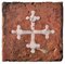Fliese mit Kreuz Pisana aus Terrakotta und Carrara-Marmor 5