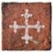 Fliese mit Kreuz Pisana aus Terrakotta und Carrara-Marmor 1