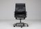 Sedia da scrivania esecutiva EA119 in pelle nera di Charles & Ray Eames per Herman Miller, 2007, Immagine 3