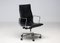 Sedia da scrivania esecutiva EA119 in pelle nera di Charles & Ray Eames per Herman Miller, 2007, Immagine 12