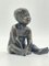 Escultura de bronce de niño sentado, Alemania, Imagen 2