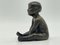 Escultura de bronce de niño sentado, Alemania, Imagen 4