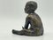 Escultura de bronce de niño sentado, Alemania, Imagen 5