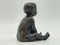 Escultura de bronce de niño sentado, Alemania, Imagen 7
