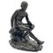 Sitzende athletische Jugend, Bronzeskulptur 1