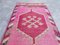 Alfombra de pasillo turca Oushak vintage en rosa y rojo, años 60, Imagen 5