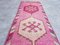 Alfombra de pasillo turca Oushak vintage en rosa y rojo, años 60, Imagen 8