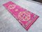 Alfombra de pasillo Oushak en rosa fucsia, años 60, Imagen 7
