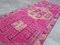 Alfombra de pasillo Oushak en rosa fucsia, años 60, Imagen 6