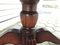 Großer runder einbeiniger Couchtisch aus Mahagoni im englischen Stil mit Beinenden aus Messing, 1950er 16
