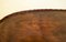 Tavolino da caffè ovale Regency Yew Wood Pie Crust Edge su piedi a sciabola, Immagine 10