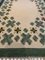 Alfombra sueca de tejido plano en tonos verdes suaves sobre fondo crema, Imagen 4