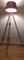 Lampada da terra vintage con struttura treppiede in quercia antica con staffe in ottone e paralume in tessuto rosso fatto a mano di Lamplove, fine XIX secolo, Immagine 5