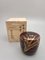 Contenitore Netsuke Matcha vintage con lacca Maki-E bordeaux con iridi e intarsio decorativo, Giappone, anni '60, Immagine 3