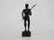 Madagassische Schule Art Deco Holzstatuette mit 2 Speeren von F. Raydaly, Madagaskar 7