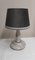 Vintage Tischlampe mit Gestell aus stark genarbtem weißem Marmor und grau-schwarzem Stoffschirm, 1960er 1