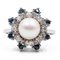 Anello floreale vintage in oro bianco 14k con perla, diamanti e zaffiri, anni '60, Immagine 1