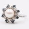 Anello floreale vintage in oro bianco 14k con perla, diamanti e zaffiri, anni '60, Immagine 4