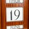 Calendario de pared / escritorio perpetuo vintage de madera a rayas, años 70, Imagen 3