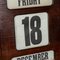 Calendario de escritorio perpetuo vintage de caoba y latón, años 50, Imagen 10