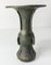 Chinesische Ritual Gu Form Vase aus Bronze im Shang-Stil 4