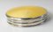 Compacto de plata esterlina estadounidense y esmalte labrado en amarillo, Imagen 4
