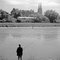 Pescador en la orilla de un río, Alemania, 1930, Fotografía, Imagen 1