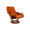 Poltrona e sgabello Reno in pelle marrone arancione di Stressless, set di 2, Immagine 3