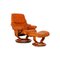 Poltrona e sgabello Reno in pelle marrone arancione di Stressless, set di 2, Immagine 1