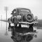 con el Ford V8 en una calle mojada, 1930, Lámina fotográfica, Imagen 1
