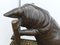 Statue de cochon en bronze grandeur nature observant l'art du jardin de truie 7