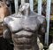Artista italiano, torso nudo maschile intagliato, pietra, Immagine 3