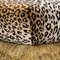 Otomana con estampado de leopardo de terciopelo flocado y pelusa de avestruz de Egg Designs, Imagen 4