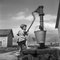 Une fille prenant de l'eau dans un puits, 1930, Impression photo 1