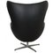 Sedia Egg in pelle nera patinata di Arne Jacobsen, anni '80, Immagine 3