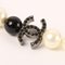 Collana lunga CC Mark con motivo camelia di perle in argento, nero e bianco di Chanel, 2003, Immagine 11