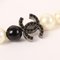 Collana lunga CC Mark con motivo camelia di perle in argento, nero e bianco di Chanel, 2003, Immagine 12