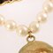 Spilla rotonda con placca CC Mark placcata in oro e perle di colore nero di Chanel, Immagine 3