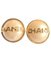 Aretes vintage redondos en tono dorado con perla sintética y logo de Chanel. Juego de 2, Imagen 1