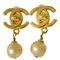 Goldene Vintage Cc Lock und Dangle Perlenohrringe von Chanel, 2 . Set 1