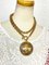Goldene Vintage Halskette mit großem rundem CC Mark Anhänger oben von Chanel 1
