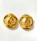 Orecchini rotondi vintage color oro con perla sintetica e motivo CC 3D di Chanel, set di 2, Immagine 1