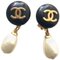 Aretes vintage en forma de lágrima de perlas blancas con la marca CC negra y dorada en la parte superior de Chanel. Juego de 2, Imagen 1