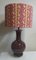 Lampada da tavolo vintage con base in ceramica rosso vino e paralume in tessuto fatto a mano di Lamplove, anni '70, Immagine 1