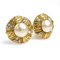 Orecchini Coco Mark in metallo/finta perla dorata/bianco sporco di Chanel, set di 2, Immagine 1