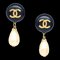 Chanel 1994 Pendientes colgantes con botón Cc negro y perlas de imitación en forma de lágrima 19015. Juego de 2, Imagen 1