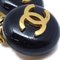 Chanel 1994 Pendientes colgantes con botón Cc negro y perlas de imitación en forma de lágrima 19015. Juego de 2, Imagen 2
