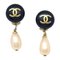 Aretes colgantes CC con perlas sintéticas en negro de Chanel. Juego de 2, Imagen 1