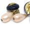Aretes colgantes CC con perlas sintéticas en negro de Chanel. Juego de 2, Imagen 3