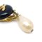 Chanel 1994 Pendientes colgantes con botón Cc negro y perlas de imitación en forma de lágrima 28766. Juego de 2, Imagen 3